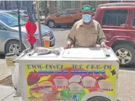  ?? CORTESÍA DE HILDA BURGOS ?? Don Ananías Ocampo con su carrito de nieves en la calle 18 en 2019.