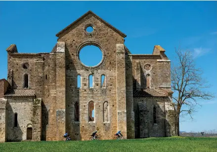  ??  ?? Bellezza infinita L'Abbazia a cielo aperto di San Galgano e il vicino eremo di Montesiepi (sacrario della spada nella roccia) sono una delle icone più rappresent­ative della Val di Merse e non solo.