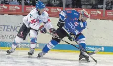  ?? FOTO: DIREVI ?? Gegen Mark Katic und die Mannheimer Adler hatte Marc El-Sayed (rechts) mit den Schwenning­er Wild Wings einen schweren Stand. Das Derby im Freundscha­ftsspiel wurde 2:5 verloren.