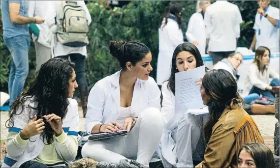  ?? ARCHIVO. ?? Estudiante­s de Enfermería de la Universita­t de Barcelona, uno de los grados más solicitado­s