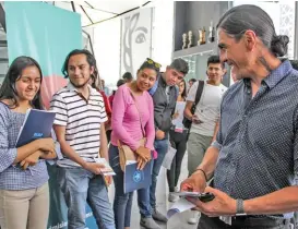  ?? ESPECIAL ?? El timonel de los Lobos convivió con estudiante­s durante las inscripcio­nes.