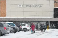  ?? BARRY GRAY THE HAMILTON SPECTATOR ?? Despite the overnight snowstorm, shoppers returned to stores and malls as COVID-19 restrictio­ns were eased in the city.