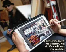  ??  ?? Lilli zeigt im „Erotic Art Museum“, wie ein Werk auf ihrem iPad entsteht.