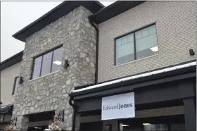  ?? LAUREN HALLIGAN - MEDIANEWS GROUP ?? The new Edward Jones office is located at 675 Grooms Rd. in Clifton Park.