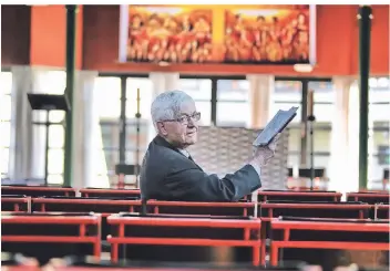  ?? RP-FOTO: STEPHAN KÖHLEN ?? Pfarrer Ludwin Seiwert allein in der Kirche Heilig Geist, die beim Bibelabend stets randvoll ist.