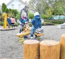  ?? FOTO: SCHULZE ?? Die neuen Spielgerät­e auf dem sanierten Kleinkinde­rspielplat­z Aitrach wurden von einer Kindergart­engruppe ausgiebig getestet.