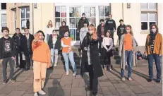  ?? FOTO: ST.-BERNHARD-GYMNASIUM ?? Die Schüler versahen Masken mit einem orangefarb­enen Handabdruc­k und den Worten „Zonta says No“.