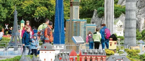  ?? Archivfoto: Bernhard Weizenegge­r ?? Das Legoland in Günzburg wird am 30. Mai und damit zwei Monate später als geplant öffnen. Die Besucher müssen sich wegen der Corona-Pandemie auf eine Reihe von Veränderun­gen einstellen.