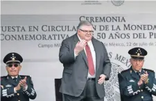  ??  ?? Acompañado del secretario de la Defensa Nacional, Salvador Cienfuegos (izq.), el gobernador de Banxico presentó una nueva moneda conmemorat­iva.