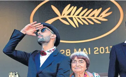  ?? reuters ?? JR, artista callejero y fotógrafo, junto a la gran Agnès Varda