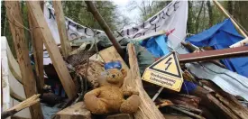  ?? FOTO: KATHRINE HENNEBERGE­R ?? Klimatakti­visterna har i åratal kämpat för Hambach-skogen. Polisen har gång på gång slagit till och förstört de träkojor som har byggts i skogen.