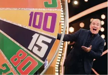  ?? Foto: Rolf Vennenbern­d, dpa ?? Wolfram Kons moderiert die Neuauflage der RTL Spielshow „Der Preis ist heiß“. Ihm zur Seite steht Thorsten Schorn. Die Sendung wurde Kult – im Retro Schick kehrt sie nun zurück.