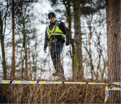  ??  ?? LETER: Politifolk lette systematis­k gjennom terrenget bak Fyllingsda­len kirke i 15-tiden tirsdag. Vest politidist­rikt opplyser at de har satt av mye personell for å jobbe med den alvorlige voldssaken.