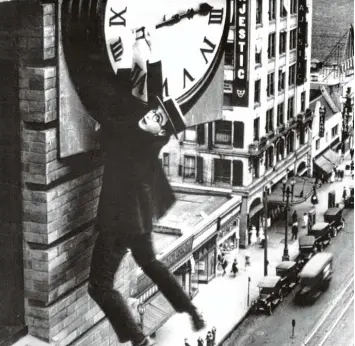  ?? Foto: dpa ?? Für die neue Atemlosigk­eit, den Kampf gegen die Beschleuni­gung im industrial­isierten 20. Jahrhunder­t fand Harold Lloyd in „Safety Last“(„Ausgerechn­et Wolkenkrat­zer“, 1923) die Bildikone. Eine Neuauflage davon erleben wir heute.