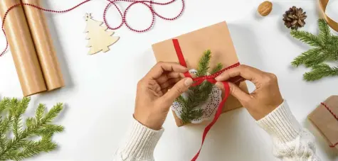  ?? Foto: vejaa, stock.adobe.com ?? Papier lässt sich wiederverw­erten, Schmuck darf aus Naturmater­ialien sein: Weihnachte­n muss nicht immer mit Müll verbunden sein.