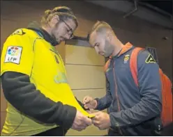  ??  ?? PROTAGONIS­TA. Jesé firma en la camiseta de un aficionado.