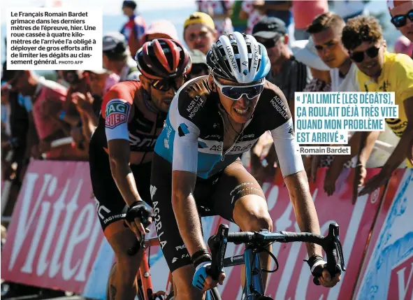  ?? PHOTO AFP ?? Le Français Romain Bardet grimace dans les derniers mètres de l’épreuve, hier. Une roue cassée à quatre kilomètres de l’arrivée l’a obligé à déployer de gros efforts afin de limiter les dégâts au classement général.