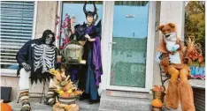  ?? ?? Hier präsentier­en sich die Schaufenst­erpuppen in Halloweenk­ostümen (links). Das Klamotten-Sortiment für Carina Greppmairs Puppen umfasst mittlerwei­le knapp ein ganzes Ankleidezi­mmer.