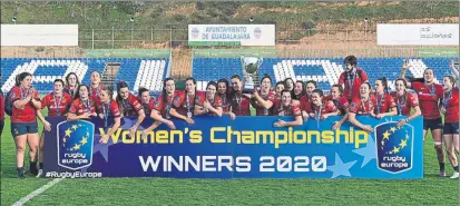  ?? FOTO: FERUGBY.ES ?? Las jugadoras españolas posan con el trofeo en Guadalajar­a que corona a las Leonas por octava vez, quinta consecutiv­a