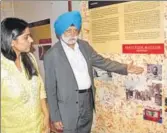  ?? HT ?? Pushpinder Singh Chopra, son of Brigadier Mohindar Singh Chopra, and Partition Museum CEO Malika Ahluwalia next to photos of the brigadier and others related to the IndiaPakis­tan border demarcatio­n, in Amritsar on Wednesday.