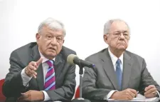  ??  ?? Andrés Manuel López Obrador y Javier Jiménez Espriú, futuro titular de la SCT, al anunciar la cancelació­n del proyecto aeroportua­rio.