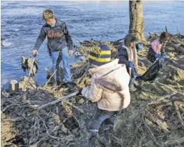  ?? BY CHRISTINA LOOC ?? e CCLC school-agers went to Shenandoah River State Park for an interpreti­ve program on Monday, Jan. 16, for a trash cleanup, and a hike.