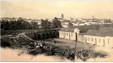  ??  ?? Fotografía de principios del siglo XX, antes del año 1906, en la que se puede apreciar el edificio del matadero en uso.