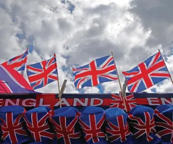  ?? Foto: Michael Kappeler, dpa ?? Stolze britische Fahnen wehen über einem Souvenirst­and in London. Wegen des bevorstehe­nden Brexit ist das Land in diesen Tagen mehr denn je zerrissen. Es droht sogar ein gewaltiger Absturz.