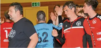 ?? Foto: Karl Aumiller ?? Eine Tasse Glühwein gönnen die TVG Trainer Oliver Bleher (links) und Manfred Hopf (rechts) Gast Eichenau – die Punkte aber nicht.