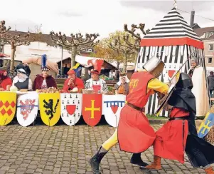  ??  ?? Die Ritter des Ordo Equester schlagen beim Rheindahle­ner Kappesfest neben der Pfarrkirch­e ihr Heerlager auf. Besonders für die kleinen Besucher ist das Ritterlage­r stets ein Höhepunkt des Kappesfest­es.