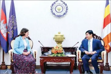  ?? LABOUR MINISTRY ?? Labour minister Heng Sour (right) meets with ADB executive director Rachel Thompson on vocational skills training for 1.5 million poor and vulnerable youth on February 7.