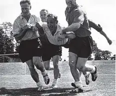  ?? GETTY IMAGES ?? Playing around: a young Tom Finney (left) and Bobby Charlton manhandle Billy Wright during England training in 1958