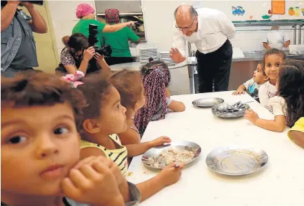  ?? JÚNIA GARRIDO/FUTURA PRESS ?? Belo Horizonte. Geraldo Alckmin cumpriment­a criança durante visita ao abrigo Lar de Antonio Tereza, na capital mineira