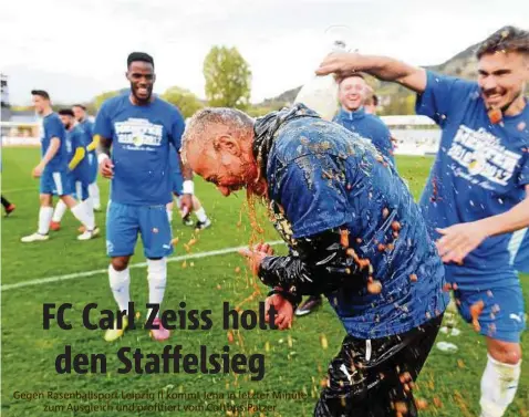  ??  ?? Niclas Erlbeck verpasst Trainer Mark Zimmermann eine Bierdusche. Nach dem späten Ausgleich und der Niederlage von Cottbus beginnt im Ernst-Abbe-Sportfeld die Party für den Staffelsie­g. Mehr Fotos: www.otz.de Foto: Tino Zippel