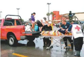  ?? BRENDA VALLES ?? Mujeres, niños y ancianos fueron los primeros en ser evacuados.