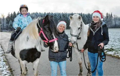  ?? Foto: Roland Furthmair ?? Der kleine Austritt auf dem Pony von Emershofen hinaus Richtung Wald bereitet der kleinen Isabella sichtlich Freude. Die beiden Tiere Letti und Sabah gehören Biggi Zim mermann. Jaqueline Straß (rechts) hilft ihr beim Ausführen. SENDEN BIBERACH