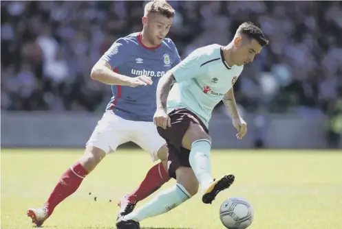  ?? PICTURE: Brian Little/inpho/presseye ?? 0 Jamie Walker evades the challenge of Linfield’s Stephen Lowry during Hearts’ 4-1 win