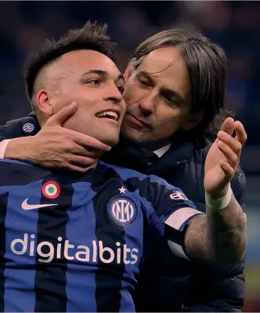  ?? ?? Coccole Il tecnico dell’Inter Simone Inzaghi ringrazia il suo attaccante Lautaro Martinez, autore del gol che domenica ha permesso ai nerazzurri di vincere il derby col Milan... Ma il Napoli (e lo scudetto) sono lontani