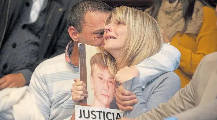  ?? FOTOS: ROLANDO ANDRADE ?? Dolor. Fernando Aguinaco y Eliana Passada, ayer, durante la última audiencia del juicio. Tras el fallo celebraron la condena. “Esto es un gran paso”, aseguraron.