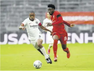  ?? (Photo: AFP) ?? Bayern Munich’s Canadian midfielder Alphonso Davies (right) and Frankfurt’s Swiss midfielder Gelson Fernandes vie for the ball during the German Bundesliga match in Munich, southern Germany, yesterday.