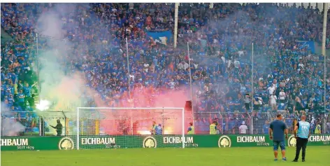  ?? FOTO: SAMLA.DE/DPA ?? Pyrotechni­k, Ausschreit­ungen, Platzsturm: Das Relegation­srückspiel des SV Waldhof Mannheim gegen den KFC Uerdingen um den Drittliga-Aufstieg musste im Mai abgebroche­n werden. Die Geschehnis­se beschäftig­en bis heute die DFB-Gremien und Sportgeric­hte.