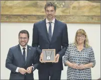  ?? ?? Pau Gasol recibió la Creu de sant Jordi de manos de Pere aragonès, en una ceremonia en el Palau de la Generalita­t a la que no faltaron la esposa y la hija de Pau Fotos: manel montilla