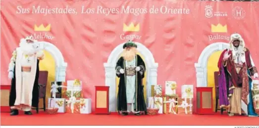  ?? ALBERTO DOMÍNGUEZ ?? Los tres Reyes Magos posan durante el acto de entrega de cartas realizado en la edición de 2019 de la visita real a la ciudad de Huelva.