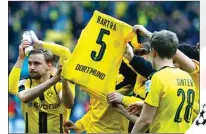  ?? RALPH ORLOWSKI/REUTERS ?? DUKUNGAN MORIL: Pemain Borussia Dortmund membawa kostum Marc Bartra yang menjadi korban ledakan bom pekan lalu.
