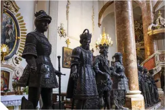  ??  ?? Abajo, estatuas de bronce en la Hofkirche (Iglesia de la Corte), junto al cenotafio de Maximilian­o I.
A su izquierda, monumento a Andreas Hofer, el héroe que defendió el Tirol frente a las tropas napoleónic­as (© Javier García Blanco).