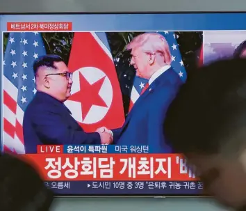  ?? Foto: Lee Jin-Man, dpa ?? Ein Händeschüt­teln mit Symbolchar­akter: Vergangene­s Jahr trafen sich Nordkoreas Machthaber Kim Jong Un und US-Präsident Donald Trump in Singapur. Der nächste Gipfel findet diese Woche in Vietnam statt.