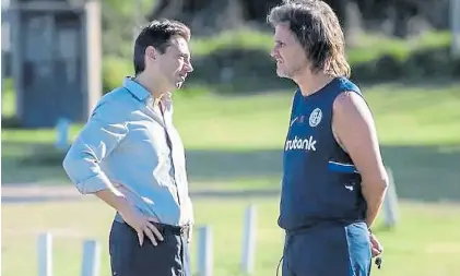  ?? ?? Enfrentado­s. Marcelo Moretti, presidente de San Lorenzo, y Ruben Insua, ahora ex entrenador.