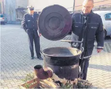  ?? FOTO: DPA ?? Polizeibea­mte inspiziere­n in Eppingen den besagten Hexenkesse­l.