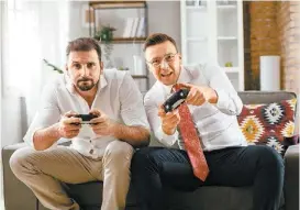  ?? SHUTTERSTO­CK ?? Los adultos se divierten con videojuego­s.