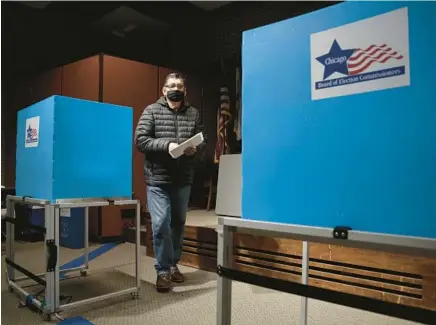  ?? ANTONIO PEREZ/CHICAGO TRIBUNE ?? Francisco Tovar casts his vote at the Rudy Lozano Library in Chicago’s Pilsen neighborho­od on April 4.